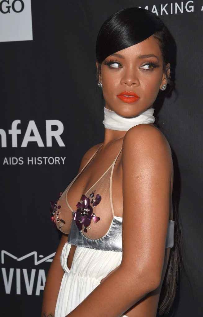 Rihanna seins nus au gala AMFAR