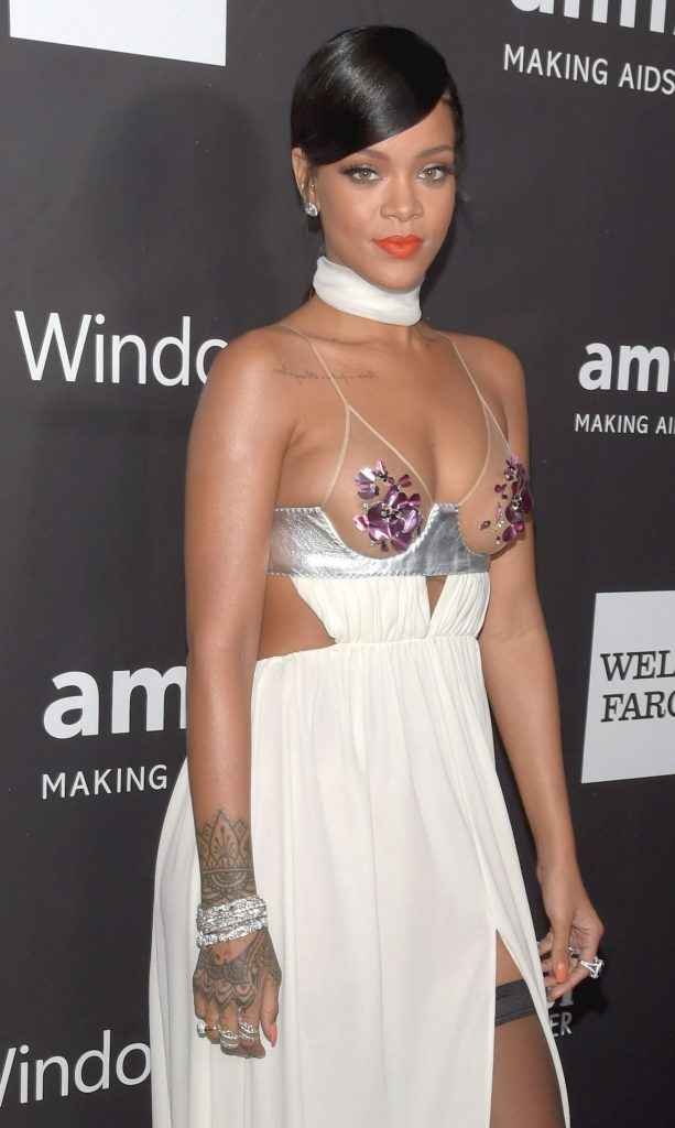 Rihanna seins nus au gala AMFAR