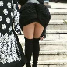 Oups, sous la jupe de Rita Ora à Rome