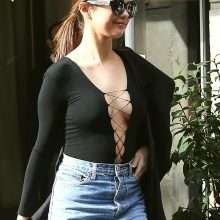 Oups, Selena Gomez exhibe sa petite culotte à Paris