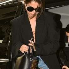 Oups, Selena Gomez exhibe sa petite culotte à Paris