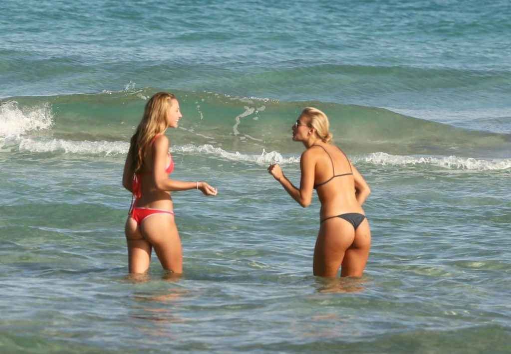Selena Weber toujours en bikini à Miami