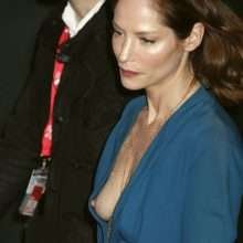 Oups, Sienna Guillory exhibe un sein nu [UHQ]