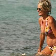 Sophie Davant seins nus et bikini en Corse