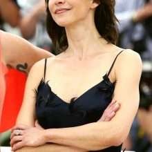 Sophie MArceau, les seins à l'air ainsi que la petite culotte à Cannes 2015