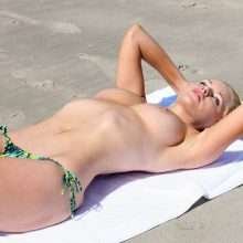 Sophie Monk seins nus à la plage