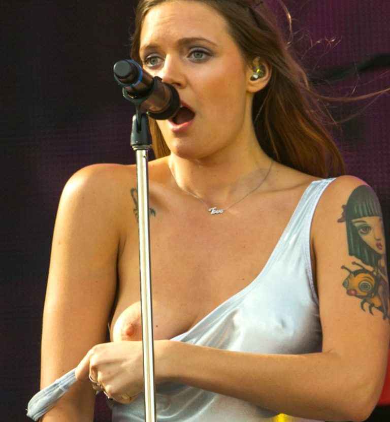 Tove Lo exhibe un sein en plein concert