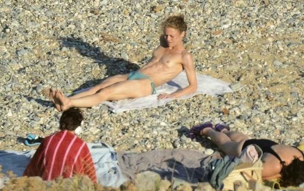 Vanessa Paradis seins nus à la plage, aout 2015
