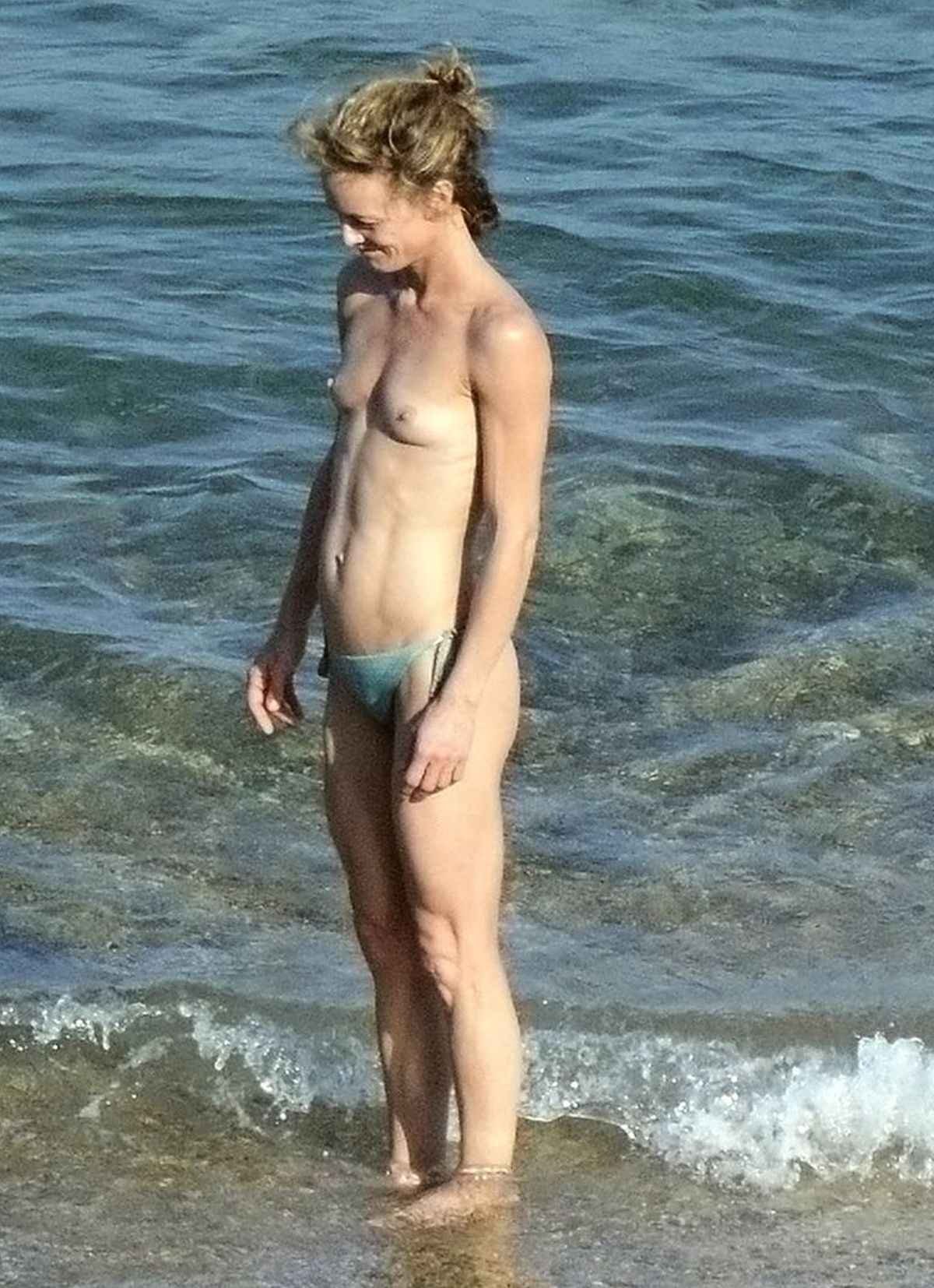 Vanessa Paradis seins nus à la plage, aout 2015