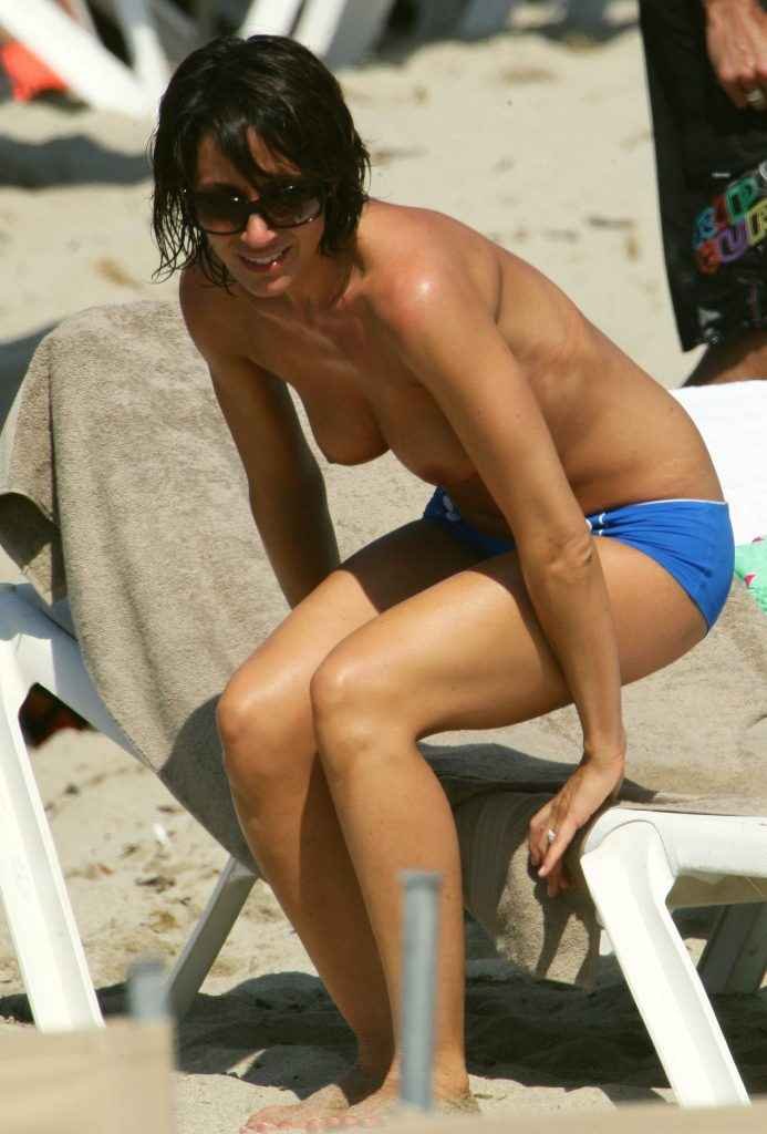 Virginie Guilhaume seins nus à la plage [UHQ]