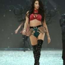 Adriana Lima défile pour Victoria's Secret à Paris