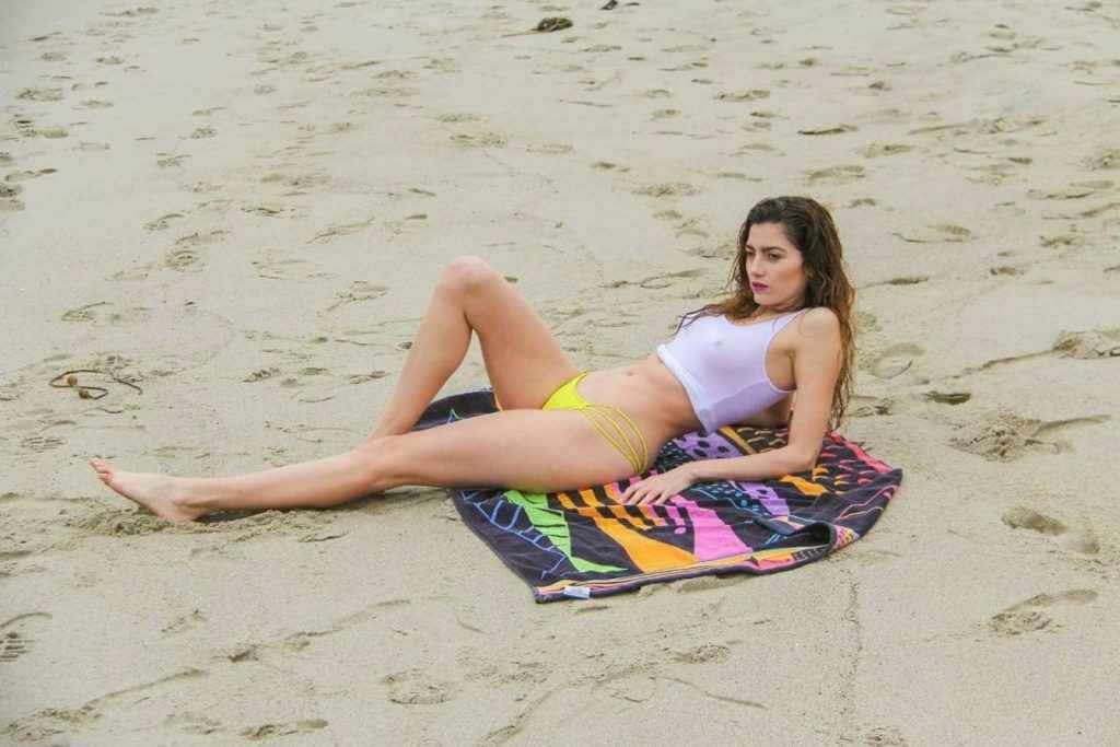 Blanca Blanco seins nus à Malibu