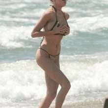 Charlotte McKinney en bikini à Santa Monica