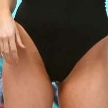 Charlotte McKinney en maillot de bain (avec un sein qui se montre)