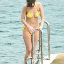 Dakota Johnson, seins nus et bikini