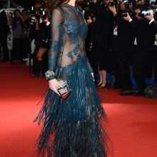 Frédérique Bel seins nus par transparence au Festival de Cannes