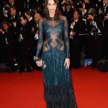 Frédérique Bel seins nus par transparence au Festival de Cannes
