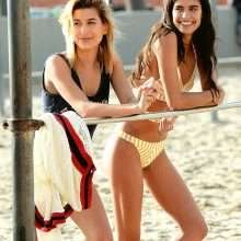 Hailey Baldwin et Sara Sampaio en bikini à Venice Beach
