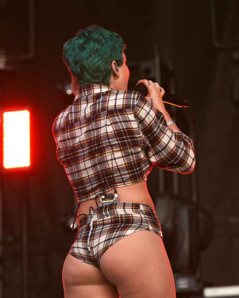 Halsey les fesses à l’air en concert