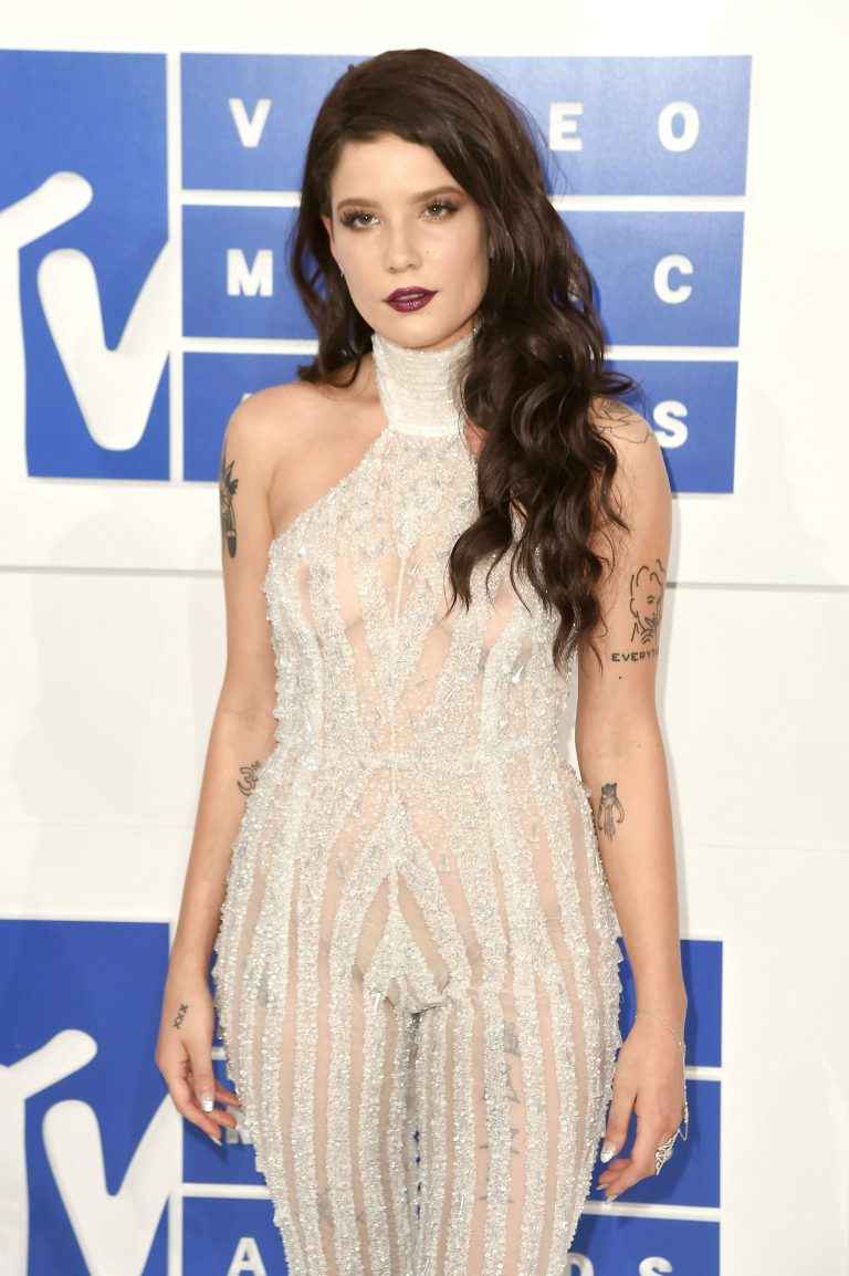 Halsey seins nus par transparence aux MTV VMA