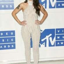 Halsey seins nus par transparence aux MTV VMA