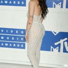 Halsey seins nus par transparence aux MTV VMA