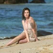 Ireland Baldwin seins nus par transparence à Hawaii
