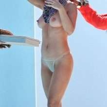 Joanna Krupa, seins nus et petite culotte