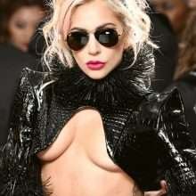 Lady Gaga, un décolleté extravagant aux Grammy