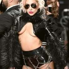 Lady Gaga, un décolleté extravagant aux Grammy