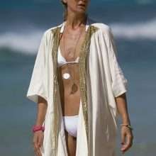 Lady Victoria Hervey dans un bikini blanc à La Barbade