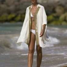 Lady Victoria Hervey dans un bikini blanc à La Barbade
