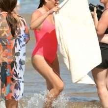 Lea Michelle dans un maillot de bain rose à Hawaii