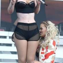 Rita Ora exhibe sa petite culotte en concert