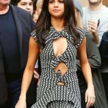 Selena Gomez ouvre le décolleté à New-York