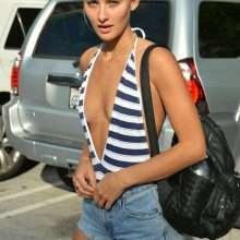 Selena Weber ouvre le décolleté à Miami