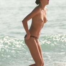 Alina Baikova seins nus à la plage