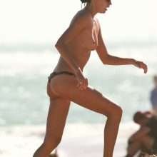 Alina Baikova seins nus à la plage