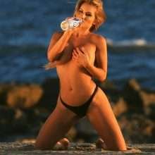 Amy Lee Summers, seins nus et bikini pour 138 Water