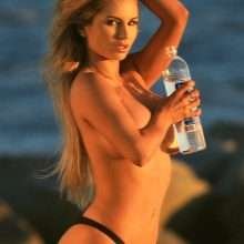 Amy Lee Summers, seins nus et bikini pour 138 Water