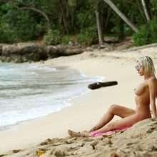 Angélique Morgan nue à la plage