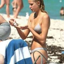 Anouk Van Kleef en bikini à Miami