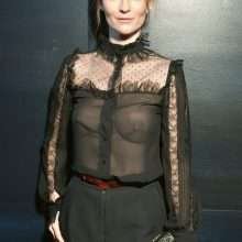 Audrey Marnay seins nus à la Fashion Week de Paris
