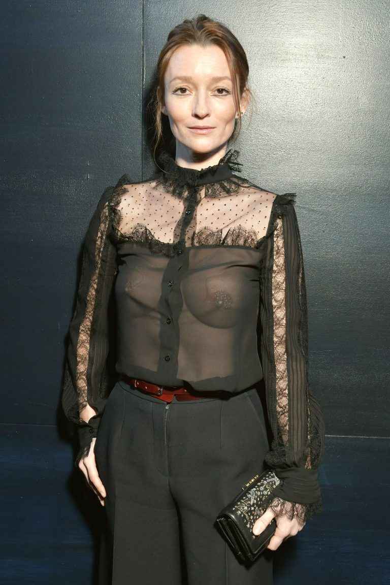 Audrey Marnay seins nus à la Fashion Week de Paris
