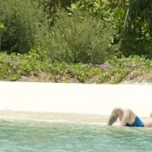 Katie Price seins nus aux Maldives