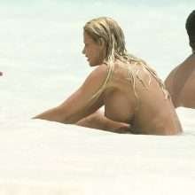 Katie Price seins nus aux Maldives