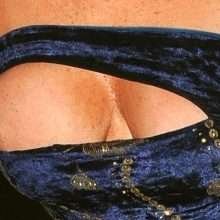 Lisa Appleton exhibe ses seins à Londres