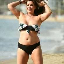 Lisa Appleton, seins nus et bikini en Espagne