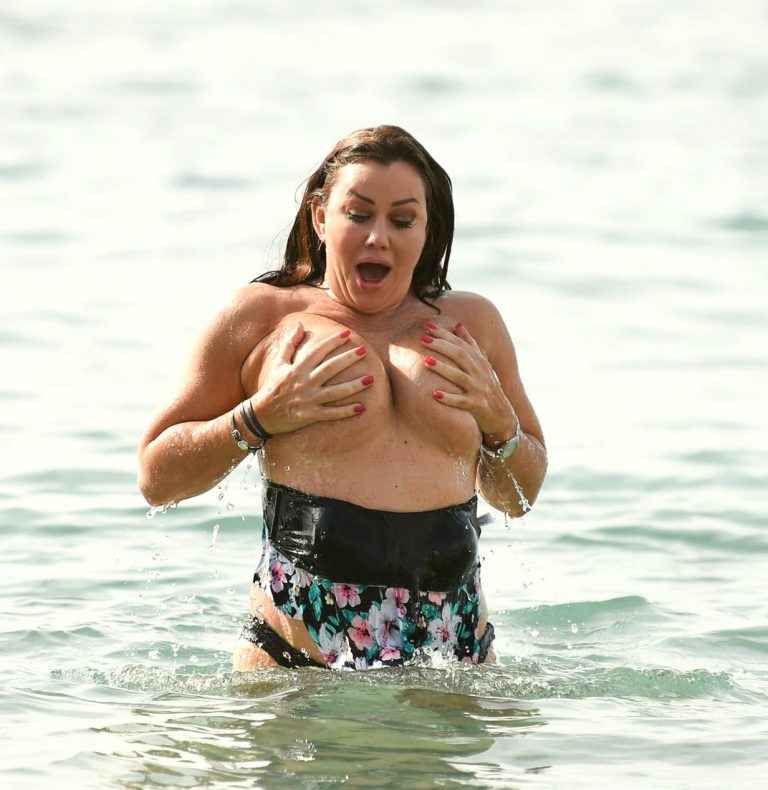 Lisa Appleton, seins nus et bikini en Espagne
