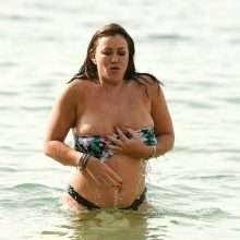 Lisa Appleton, seins nus et bikini en Espagne